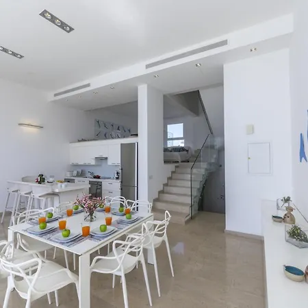 Your Beautiful Holiday Minutes From Fig Tree Bay, 1513 Villa