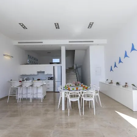 Your Beautiful Holiday Minutes From Fig Tree Bay, 1513 Villa
